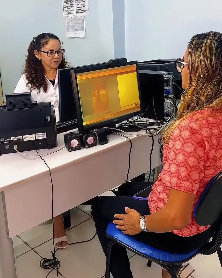 Paciente em teleconsulta na sala do Piauí Saúde Digital do Hospital da Polícia Militar, em Teresina